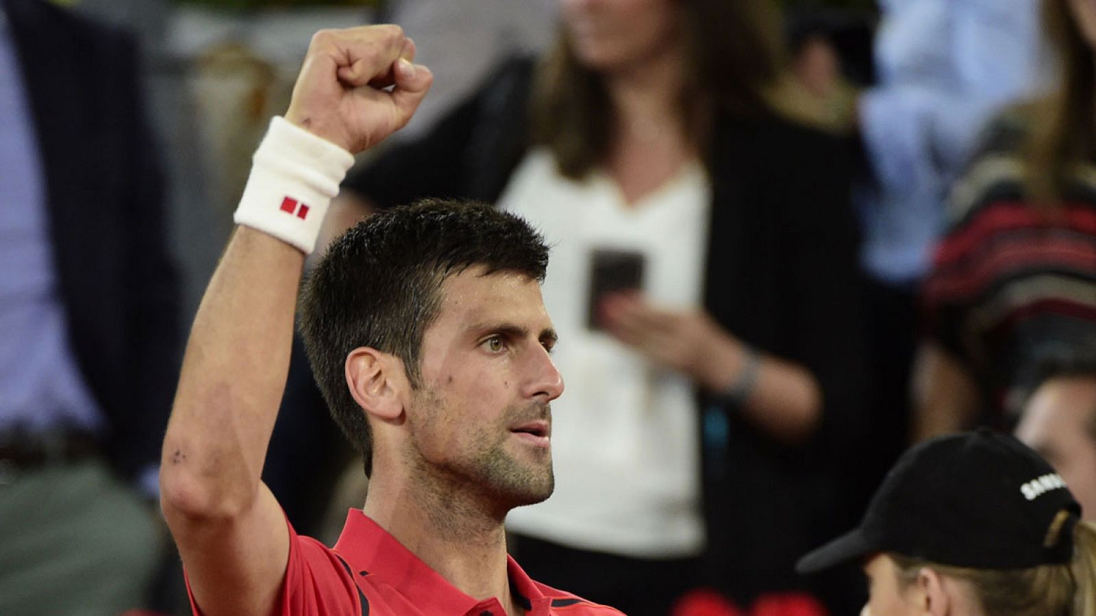 El tenista serbio Novak Djokovic celebra su victoria frente al canadiense Milos Raonik este viernes, 6 de mayo, en el torneo Madrid Open.