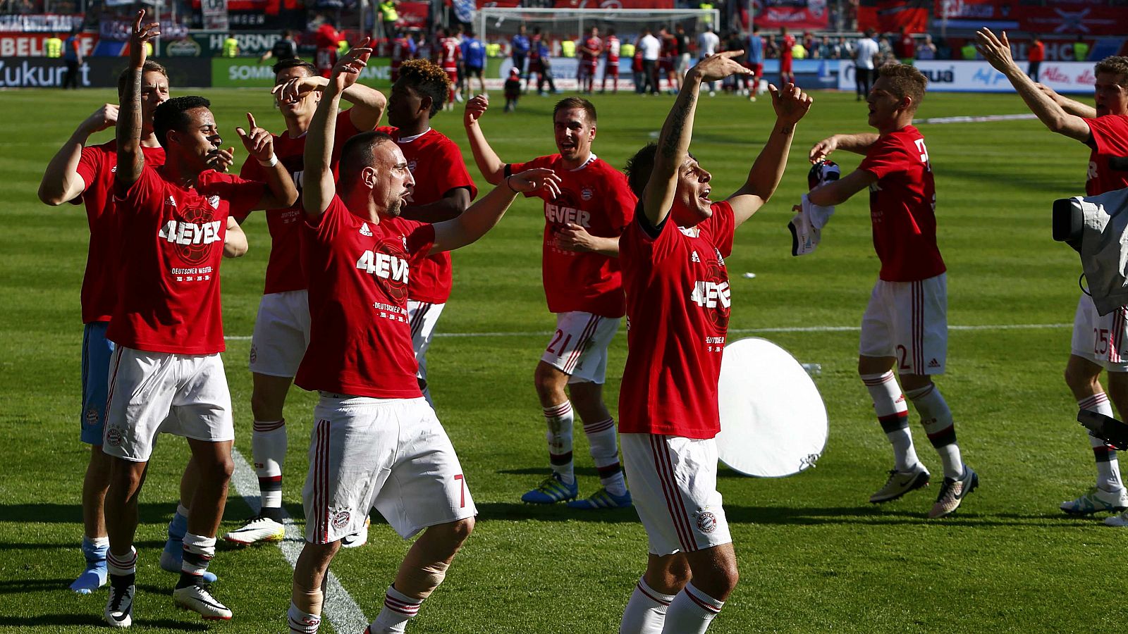 Los jugadores del Bayern celebran el título sobre el césped