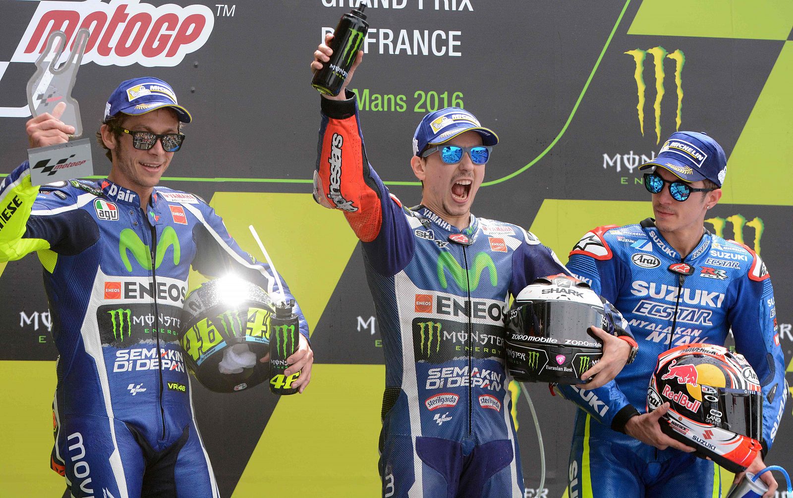 Jorge Lorenzo celebra su victoria en el podio de Le Mans.