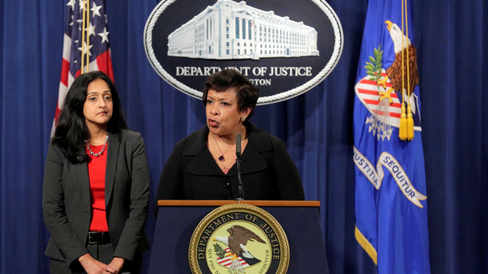 La fiscal general de EE.UU. Loretta Lynch junto a la responsable de la Oficina de Derechos Civiles del Departamento de Justicia Vanita Gupta