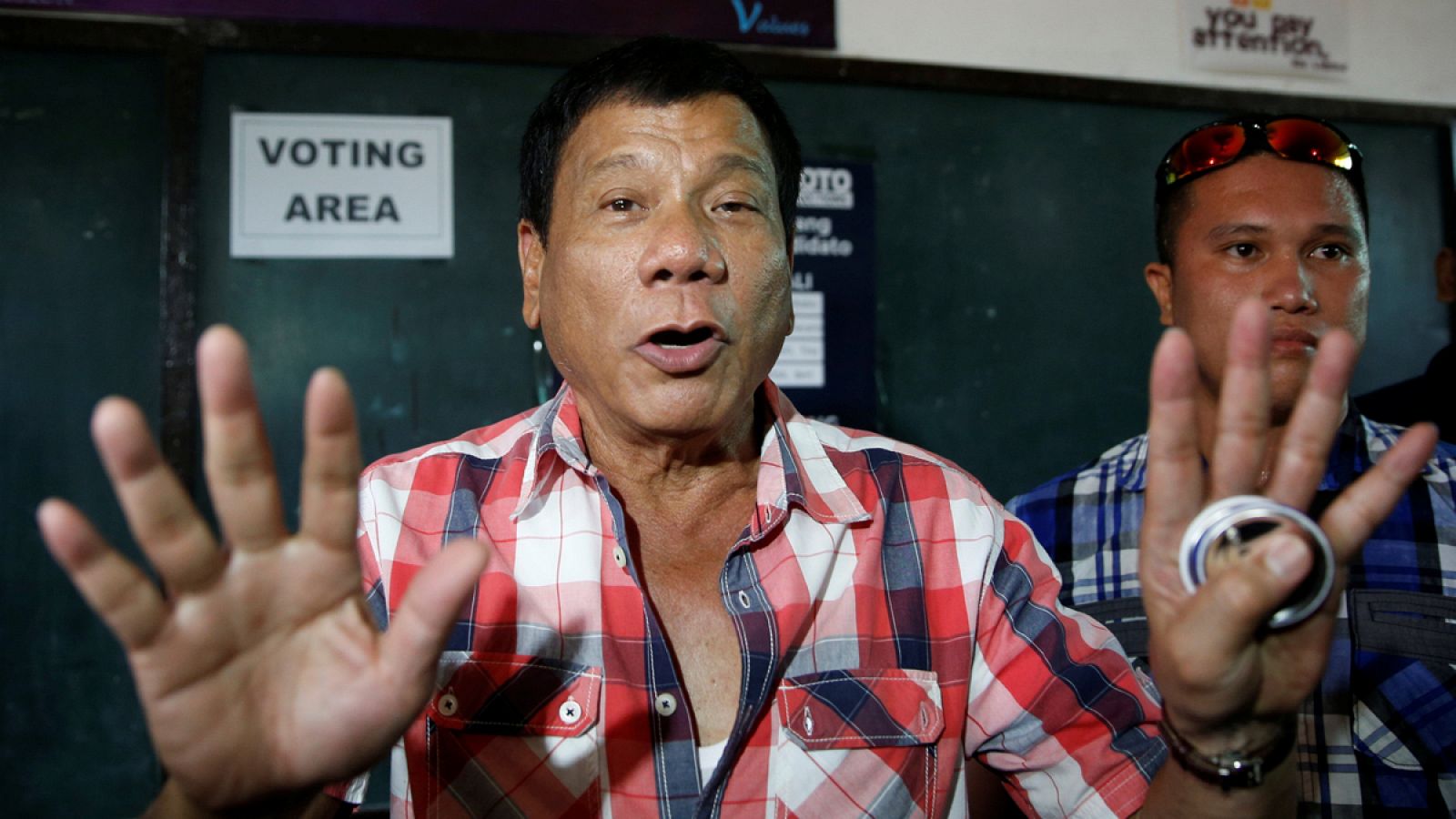 El candidato presidencial Rodrigo Duterte poco después de depositar su voto en Davao, al sur de Filipinas.