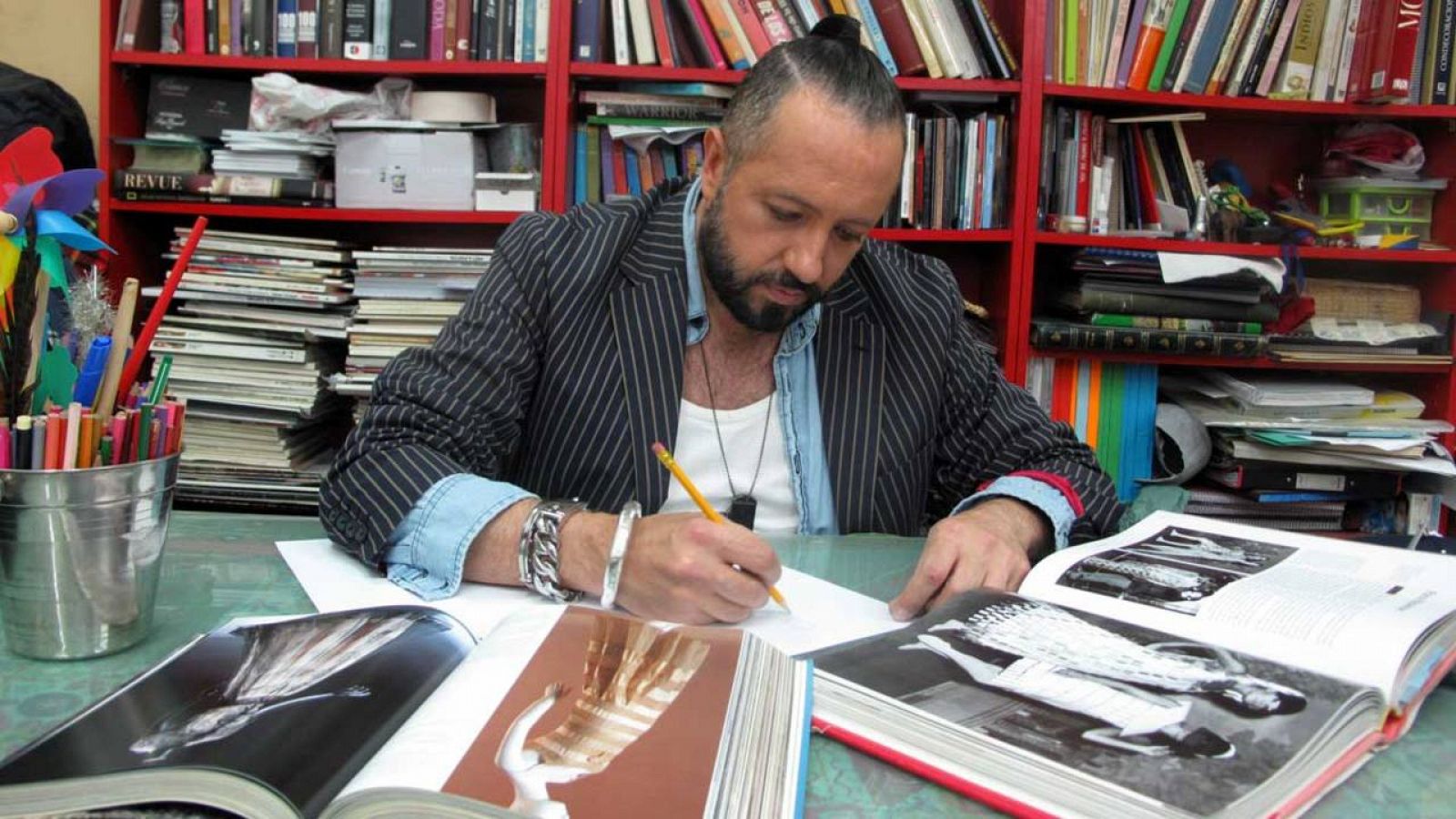 Raúl Amor, estilista de TVE, ha diseñado el vestuario de Barei.  