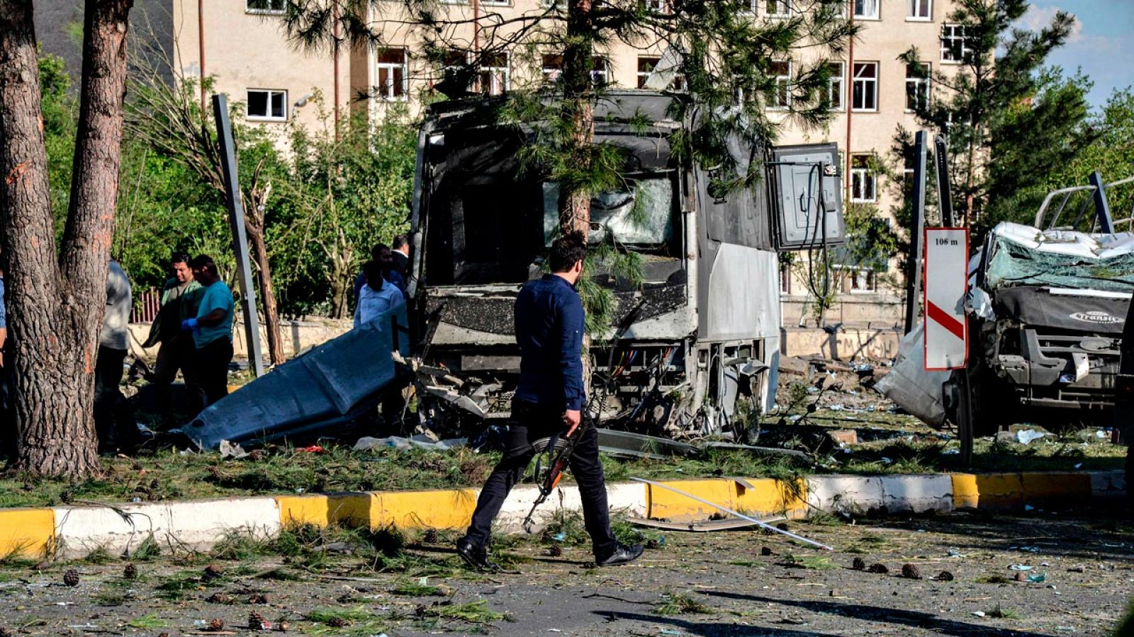 Un policía recorre el lugar del atentado de Diyarbakir, en Turquía