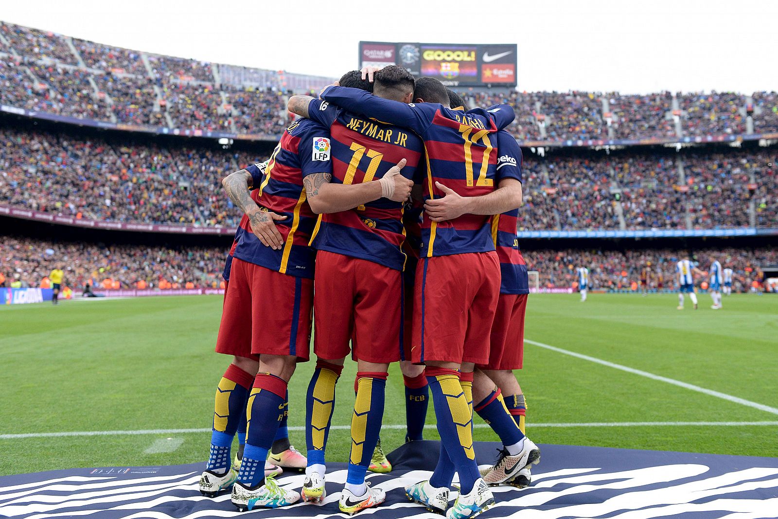 Los jugadores del Barça celebrando su goleada ante el Espanyol.