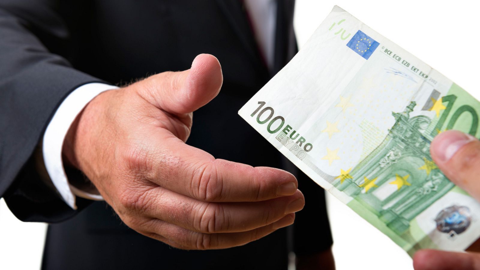 Un hombre recibe un billete de cien euros