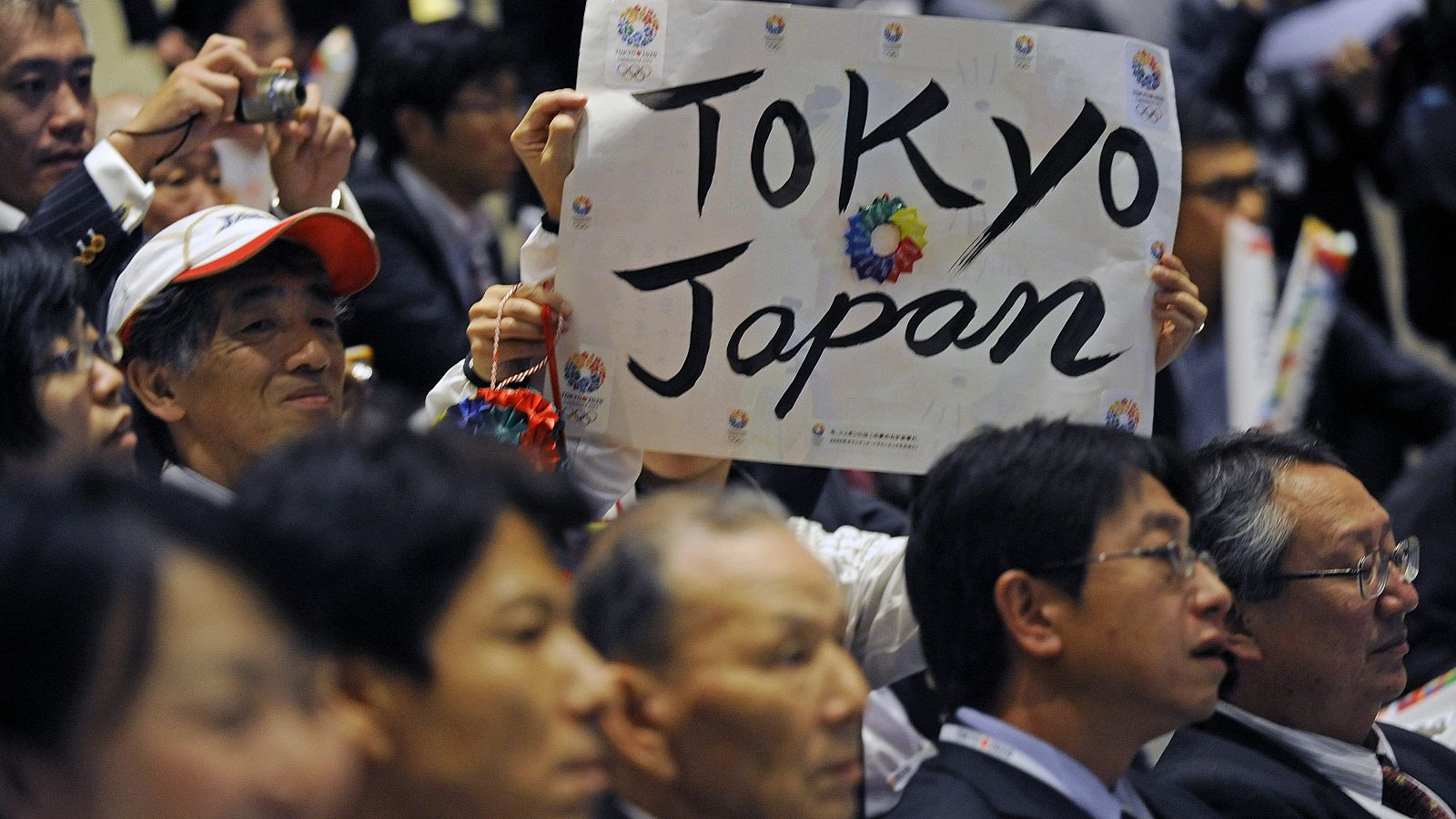 Un grupo de japoneses celebra en 2013 la elección de Tokio como sede de los Juegos de 2020.