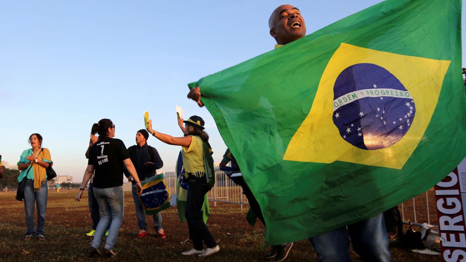 Brasileños se manifiestan en Brasilia favor del proceso a Rousseff