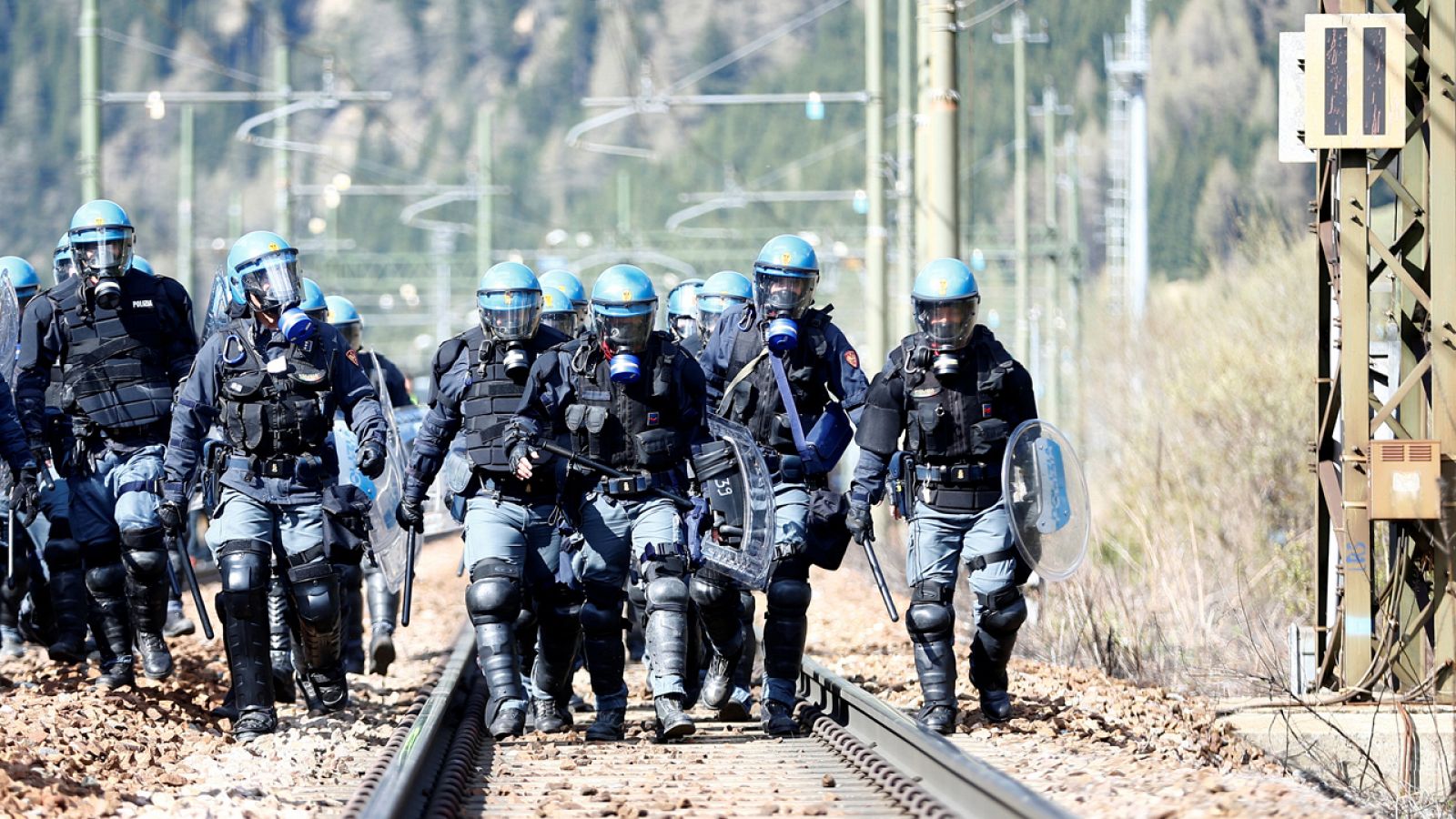 Policías antidisturbios italianos patrullan en el paso Brenner en la frontera con Austria
