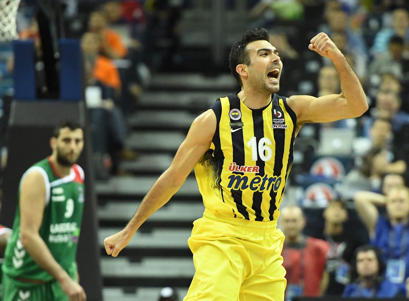 Kostas Sloukas celebra la canasta que fuerza la prórroga para el Fenerbahçe.