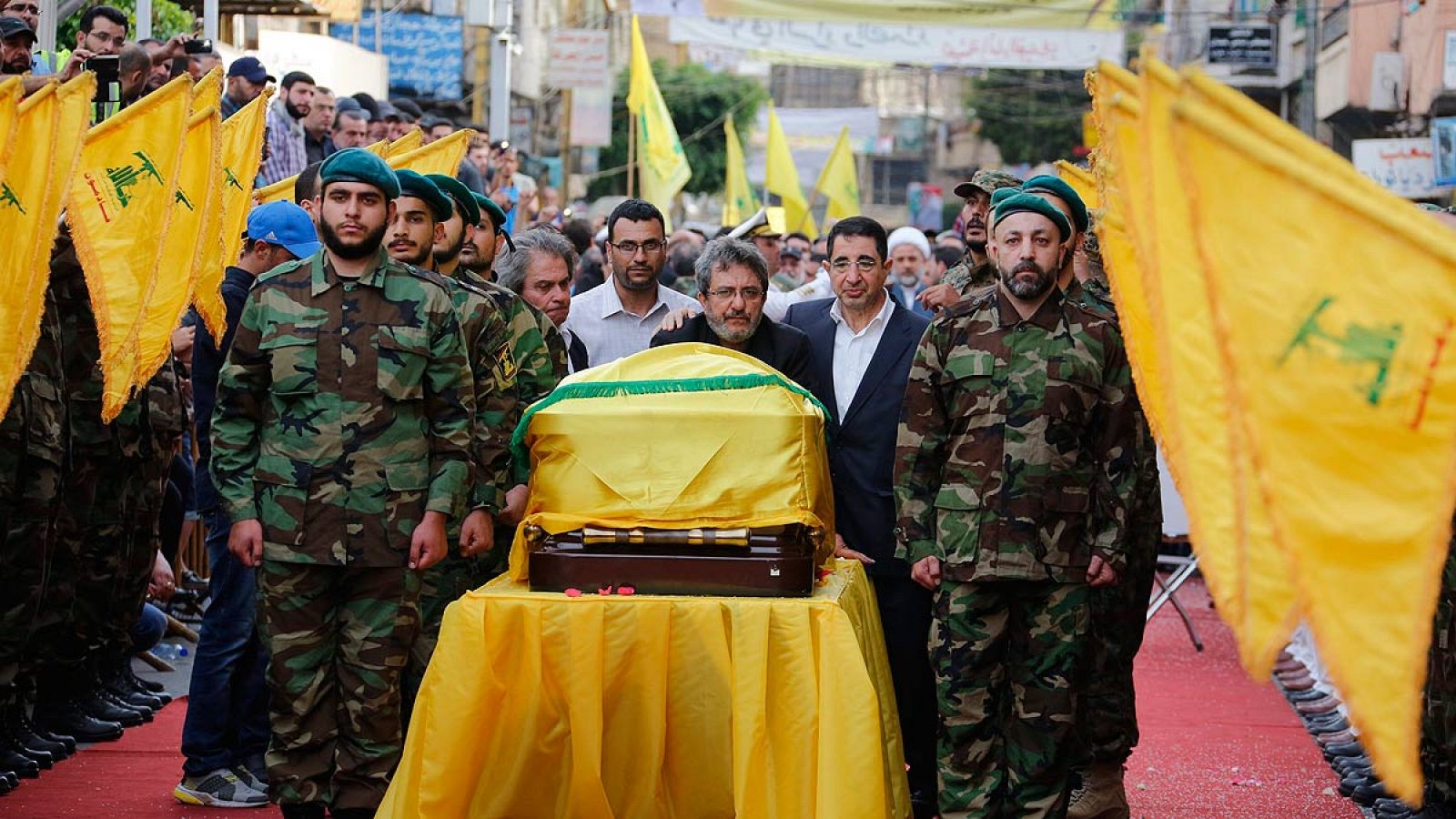 Miembros de Hizbulá llevan el ataúd del comandante Mustafa Badredín durante su funeral en Beirut