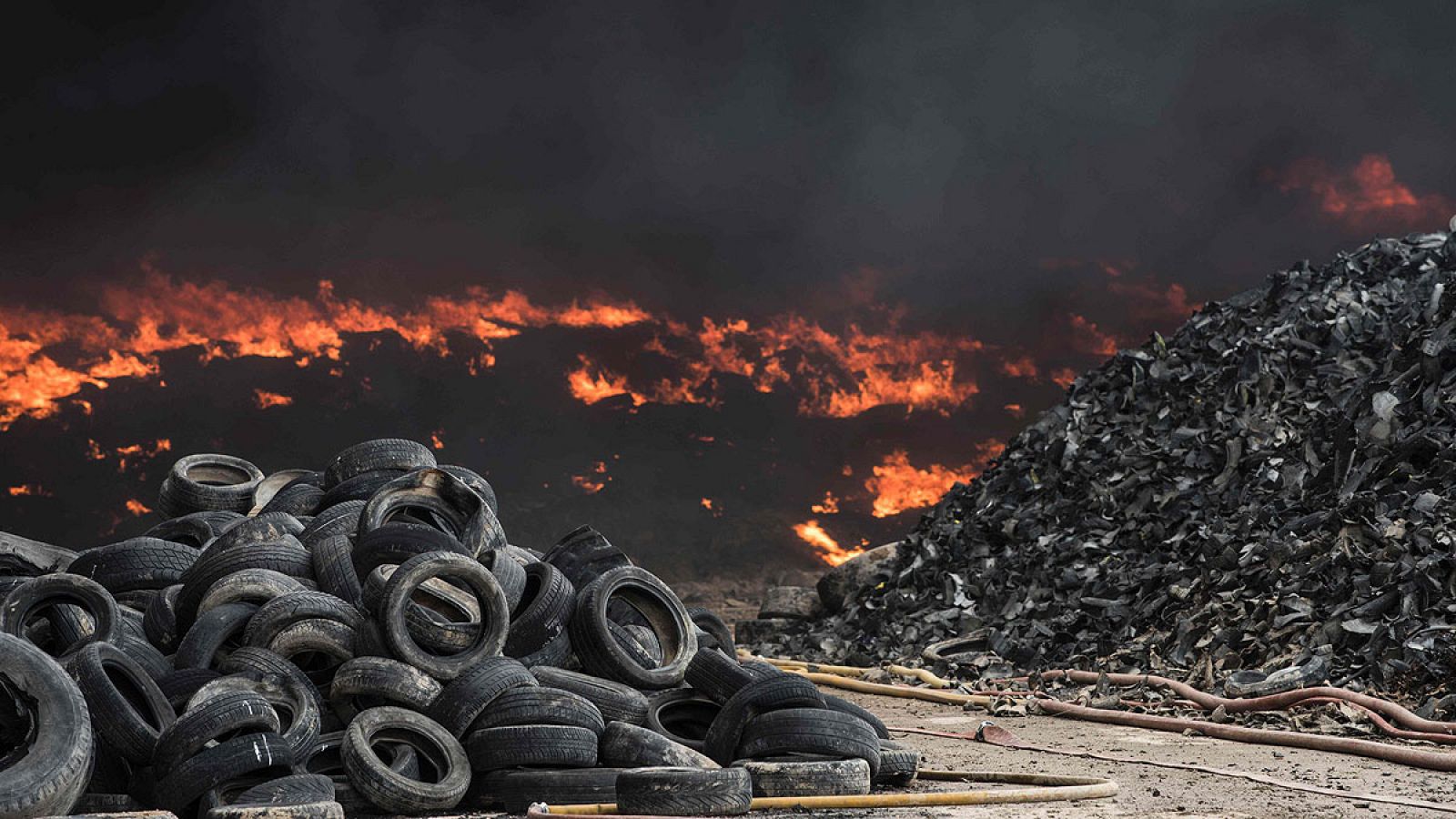 Neumáticos ardiendo en el incendio de Seseña