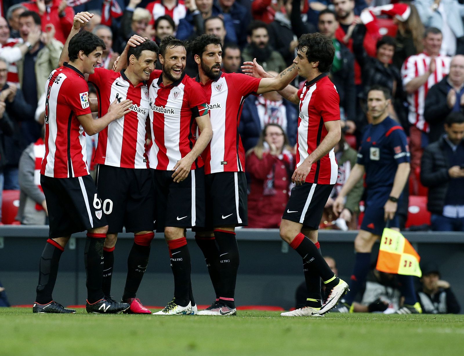 El delantero del Athletic de Bilbao Aritz Adúriz (2ºi) celebra con sus compañero Carlos Gurpegui (c) y Raúl García (2ºd), su segundo gol al Sevilla.