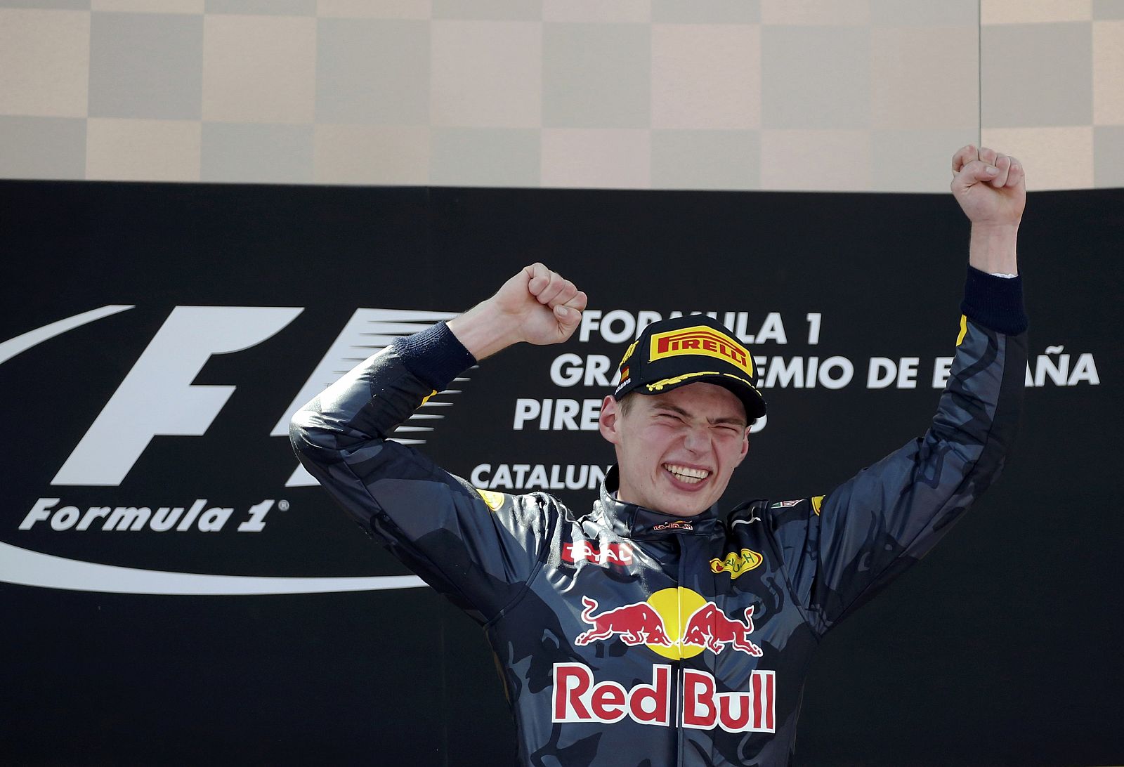 Imagen del piloto Max Verstappen en lo más alto del podio del GP de España.
