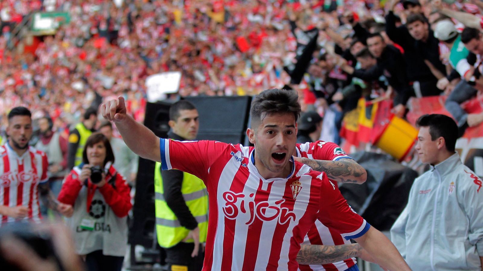 Jony logra el gol de la permanencia en El Molinón