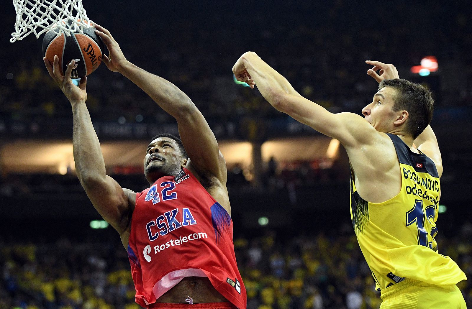 Bogdan Bogdanovic en acción ante Pavel Korobkow.