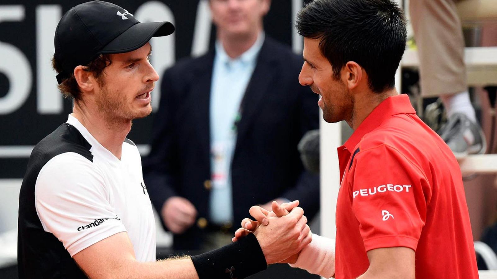 Murray saluda a Federer tras vencerle en la final de Roma.