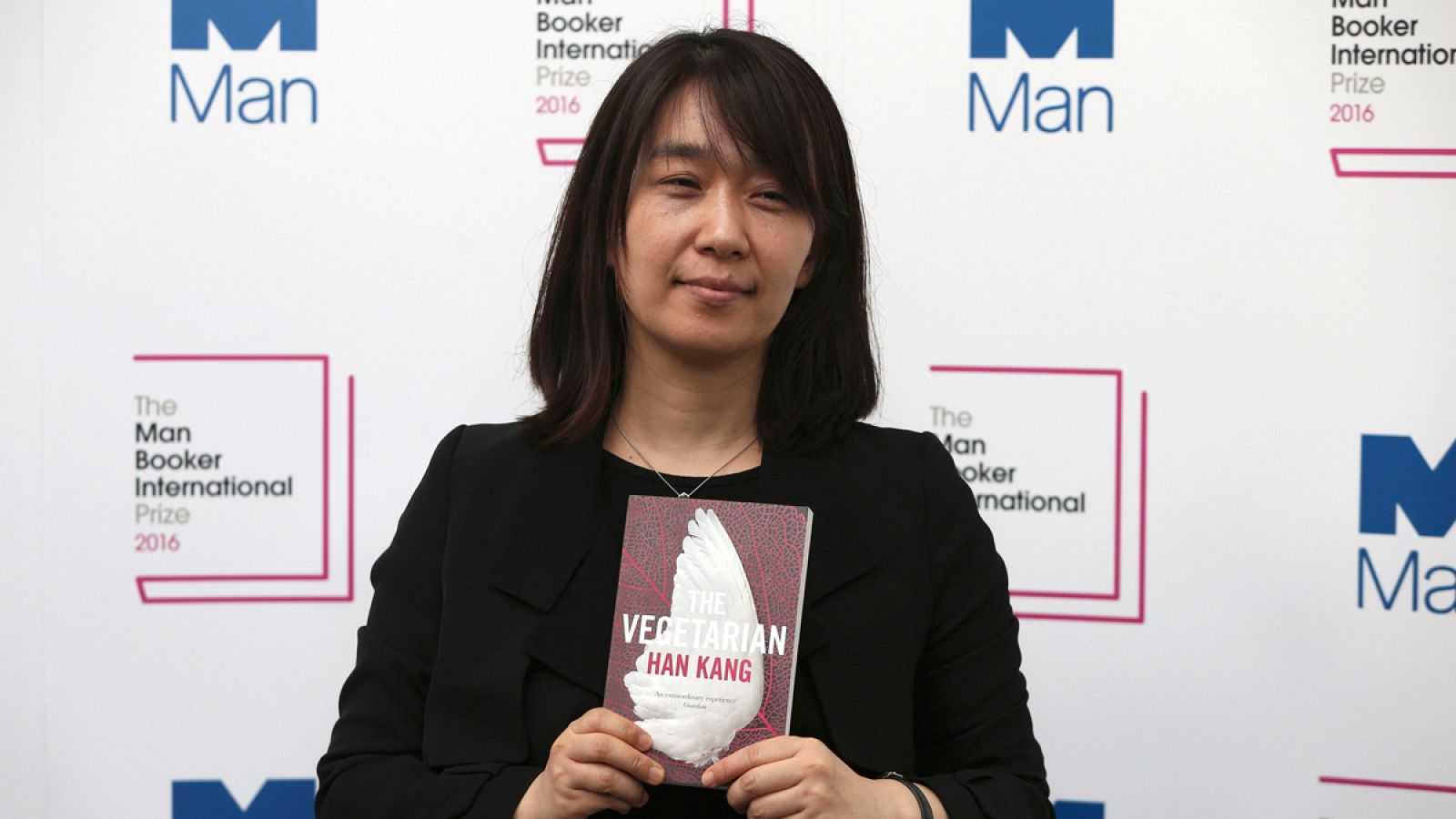 La ganadora del Man Booker Internacional, la surcoreana Han Kang con su libro The Vegetarian
