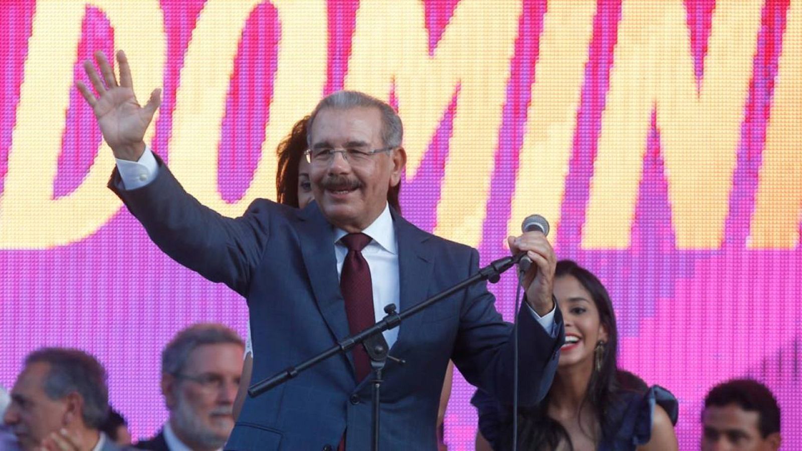 Danilo Medina saluda a sus seguidores