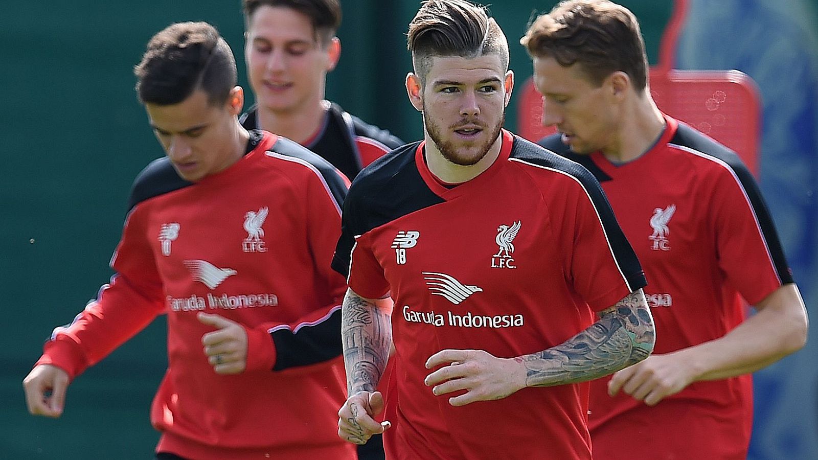 Alberto Moreno se entrena junto a sus compañeros del Liverpool.