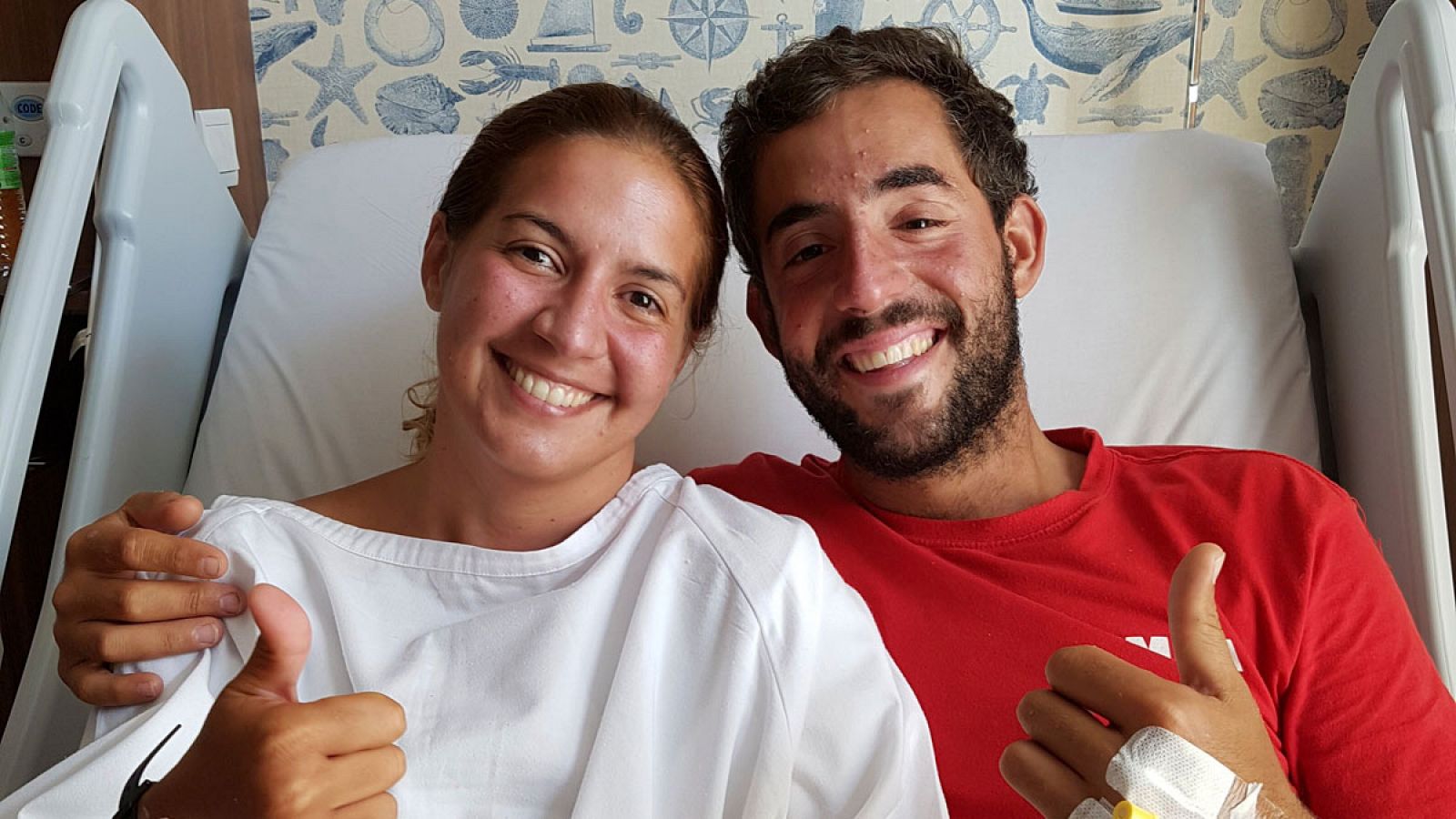 Los españoles Marta Miguel y David Hernández, tras ser rescatados en aguas de Malasia.