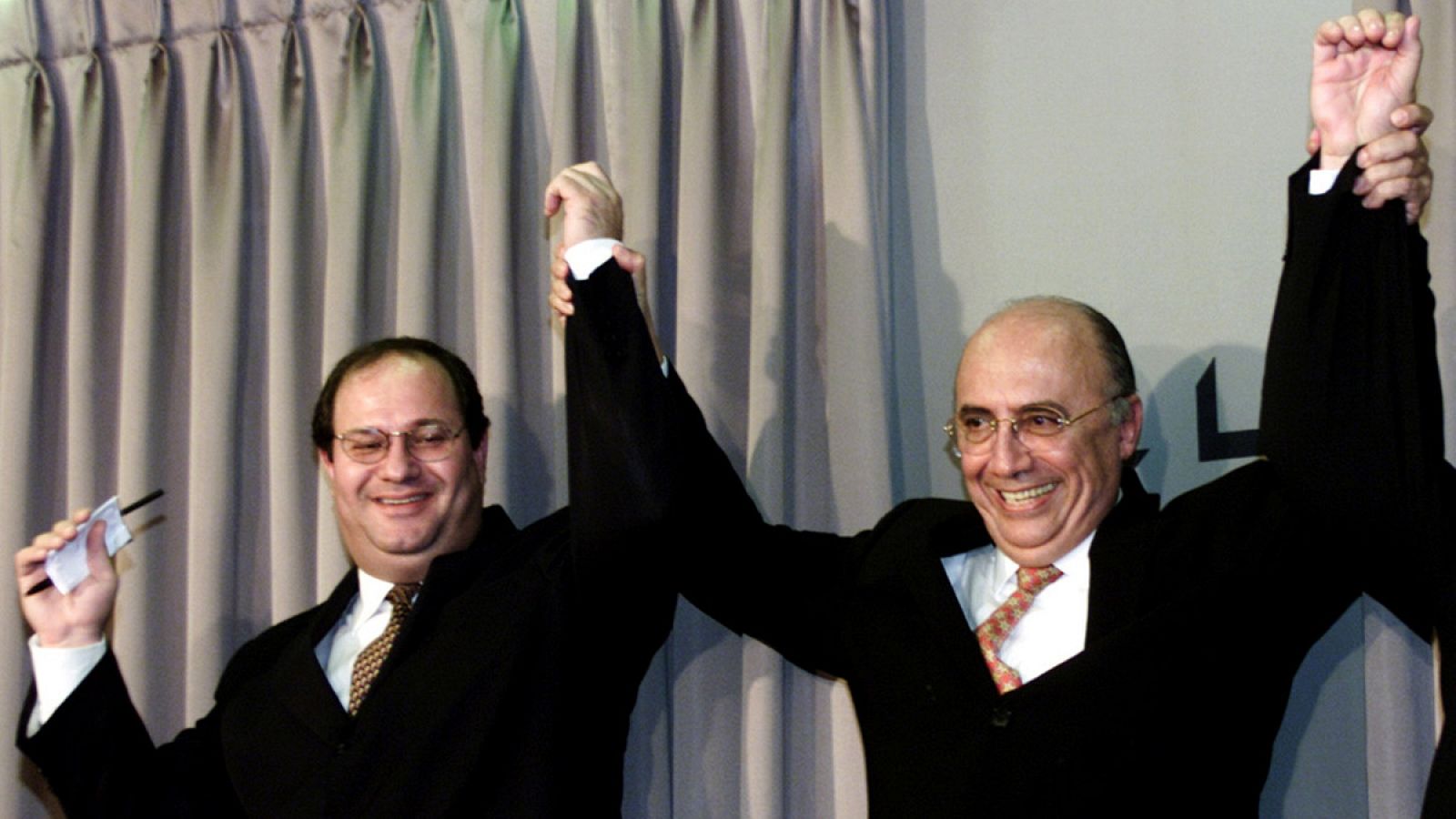 Imagen de archivo en la que el entonces presidente del Banco Central de Brasil, Henrique Meirelles, levanta el brazo de Ilan Goldfajn, economista jefe de Itaú Unibanco