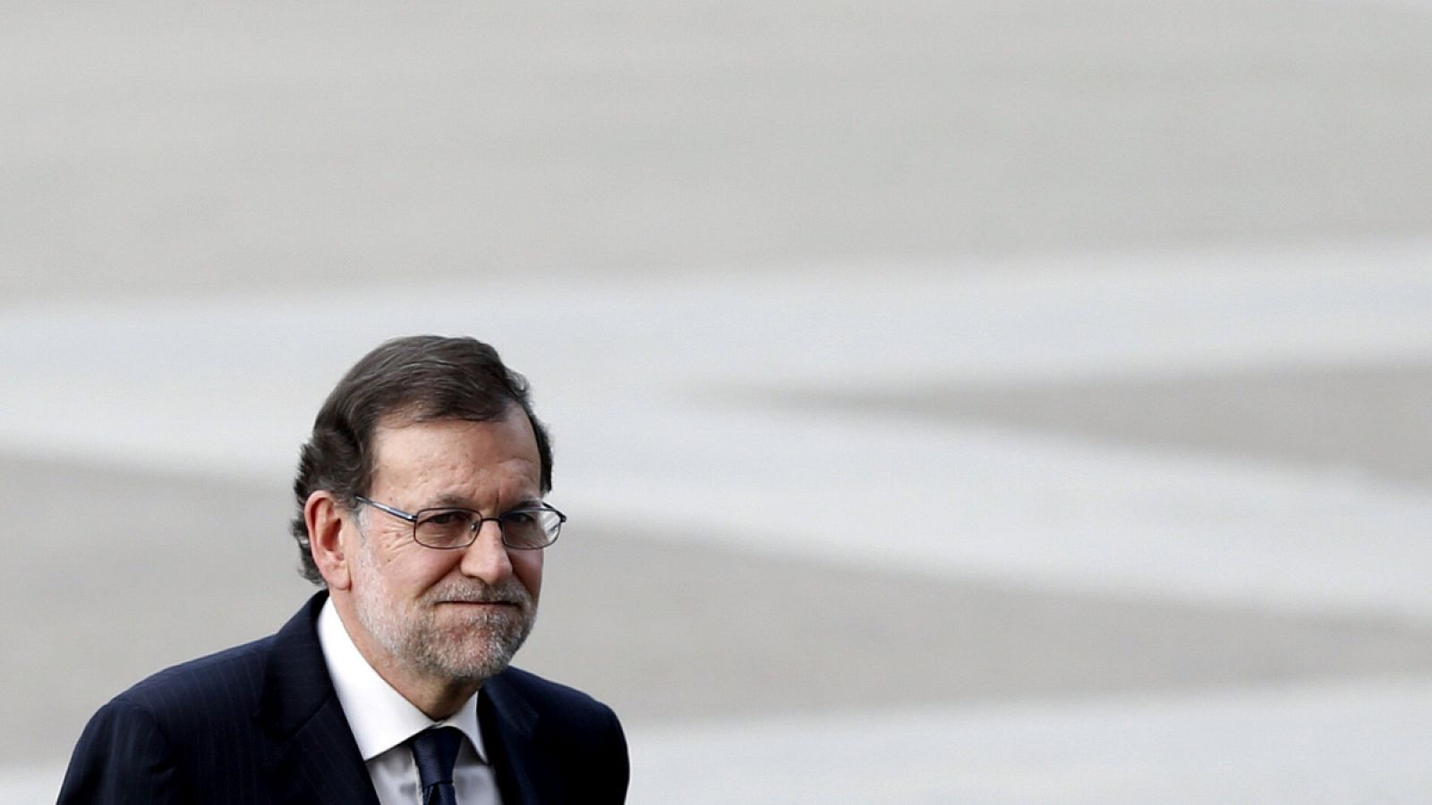 El presidente del Gobierno en funciones, Mariano Rajoy, a su llegada a la catedral de la Almudena, en Madrid, para asistir a la misa solemne en recuerdo a las víctimas del terremoto de Ecuador