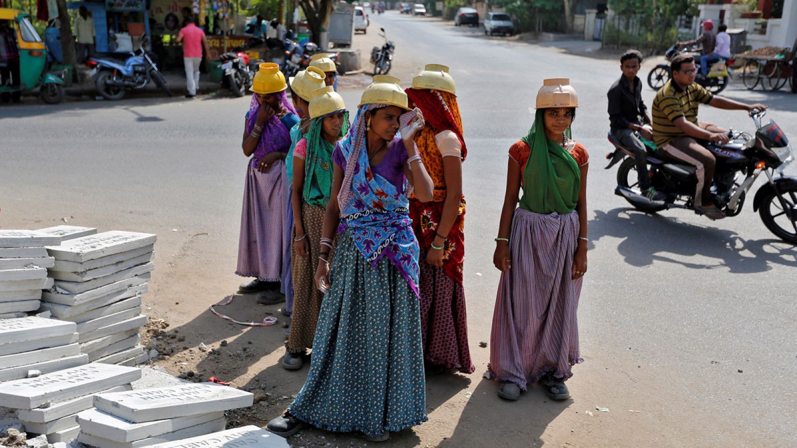 Obreras indias de la construcción que dejan a sus hijos atados a una piedra mientras trabajan