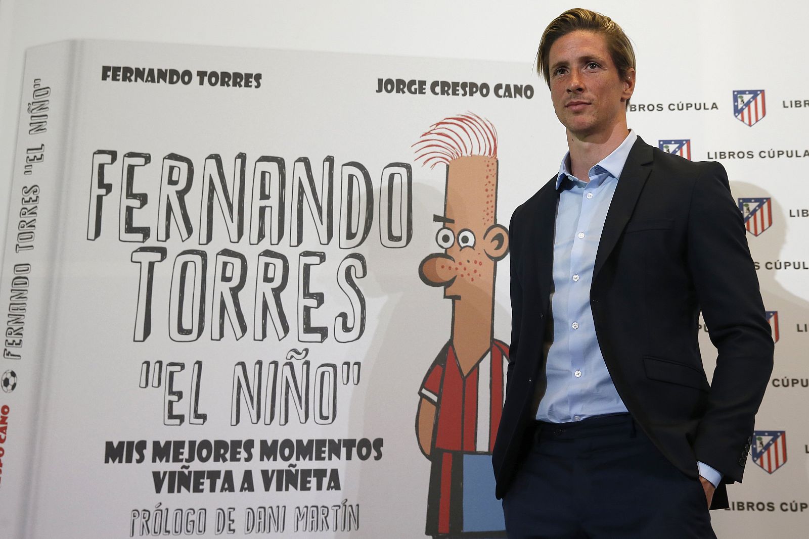 Torres posa para la prensa en el Calderón durante la presentación de su libro.