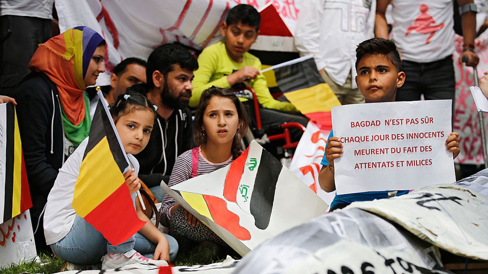 Solicitantes de asilo iraquíes protestan contra el Gobierno belga, que reconoce cada vez a menos iraquíes como refugiados y les propone darles 500 euros si regresan a su país.