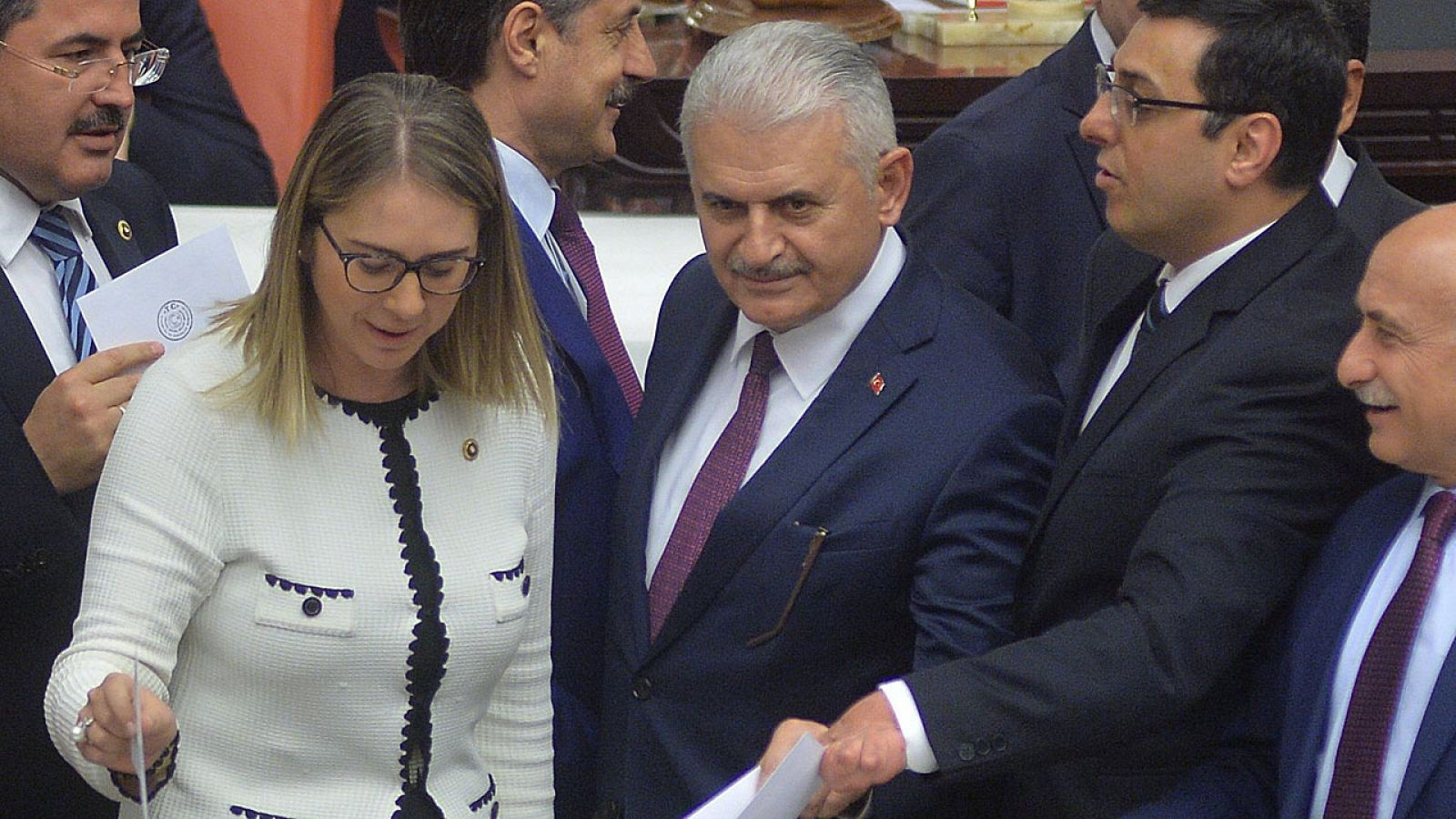 El ministro de Transporte y Comunicaciones, Binali Yildirim, vota durante un debate en el Parlamento de Ankara.