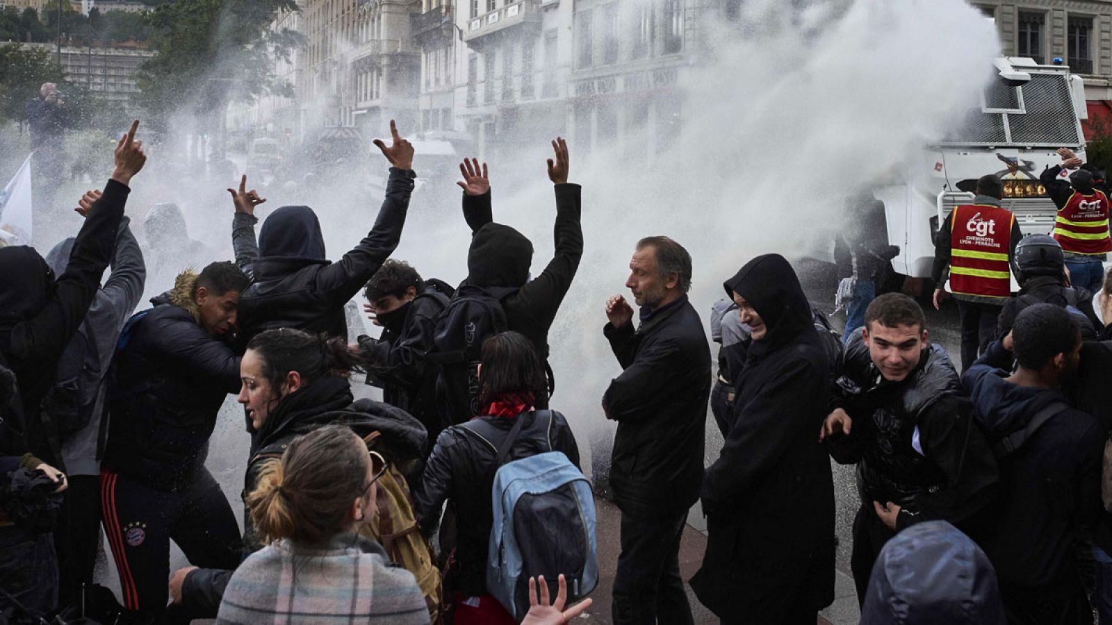 La Policía dispersa a los manifestantes con chorros de agua en Lyon