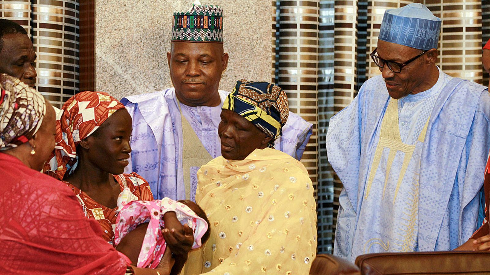  Amina Ali presenta a su bebé al presidente de Nigeria, Muhammadu Buhari.