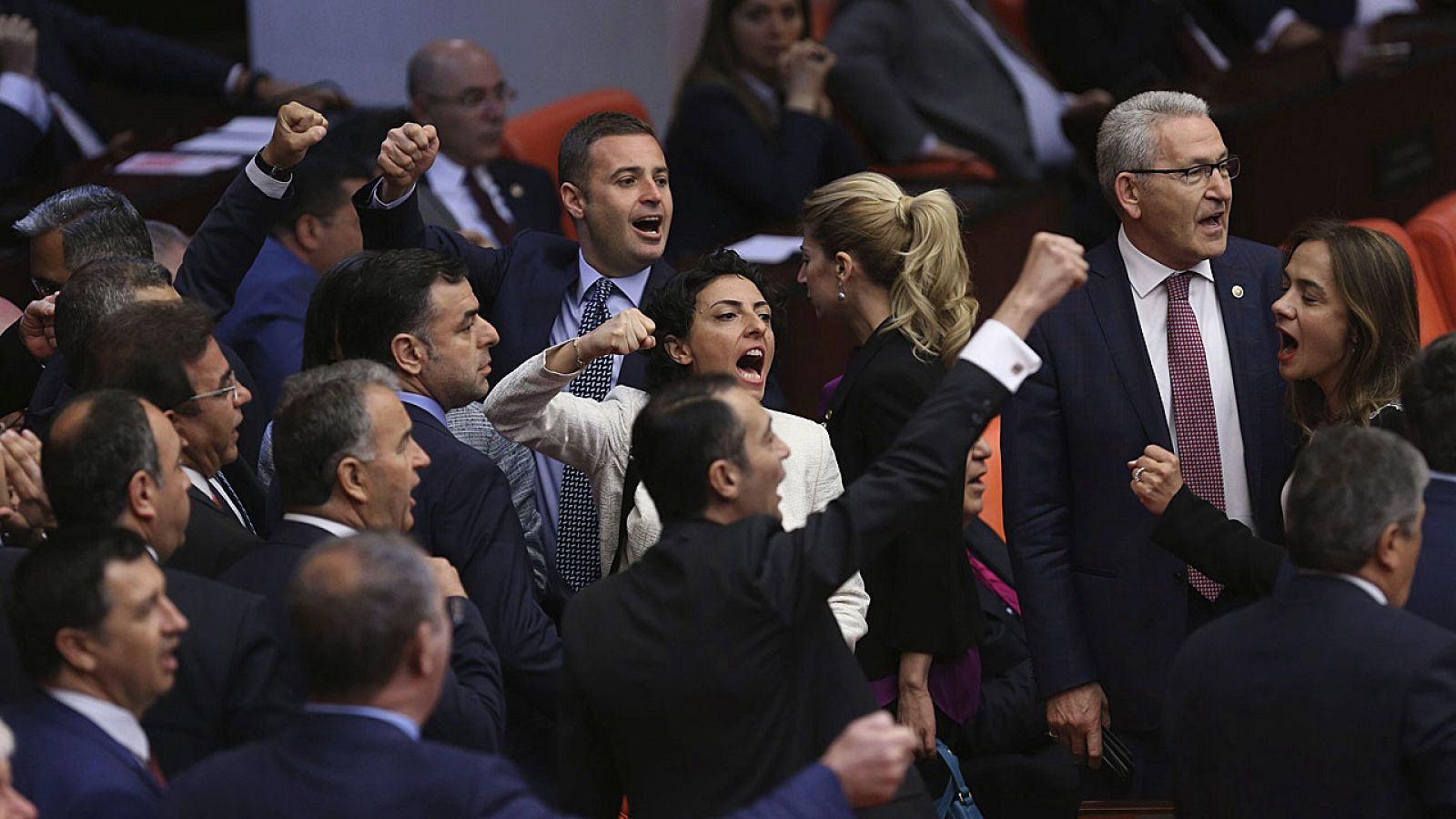 Diputados turcos gritan consignas durante la votación sobre la inmunidad parlamentaria a los diputados investigados en la Asamblea Nacional de Ankara.