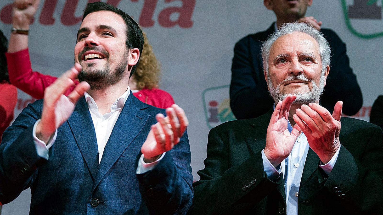 El portavoz de IU, Alberto Garzón, junto a Julio Anguita en la campaña de las autonómicas andaluzas, en marzo de 2015.