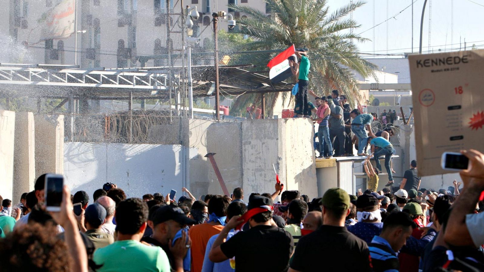 Los manifestantes chiíes asaltan la Zona Verde de Bagdad para protestar contra el Gobierno
