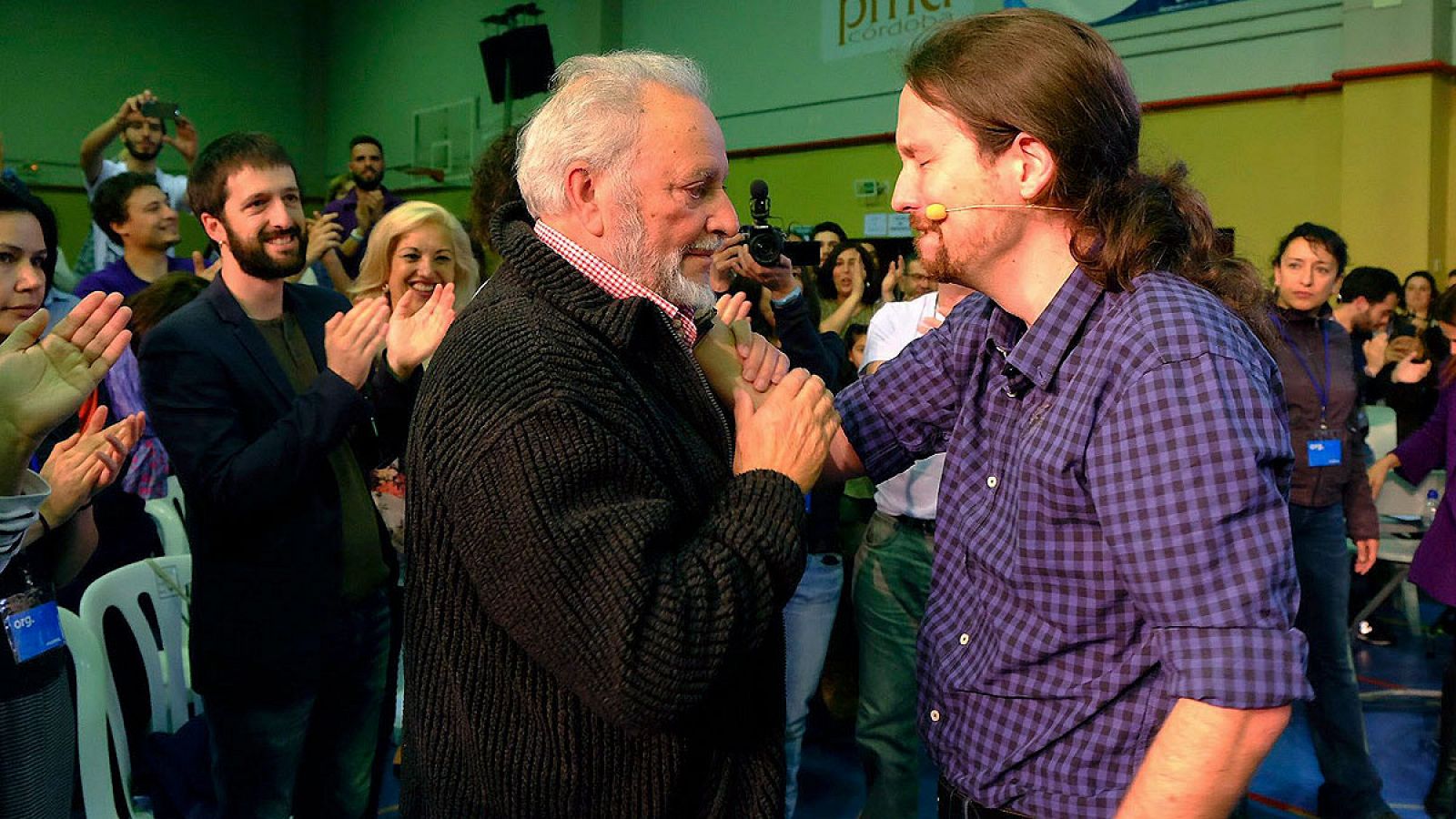 Julio Anguita (i) con el líder de Podemos, Pablo Iglesias