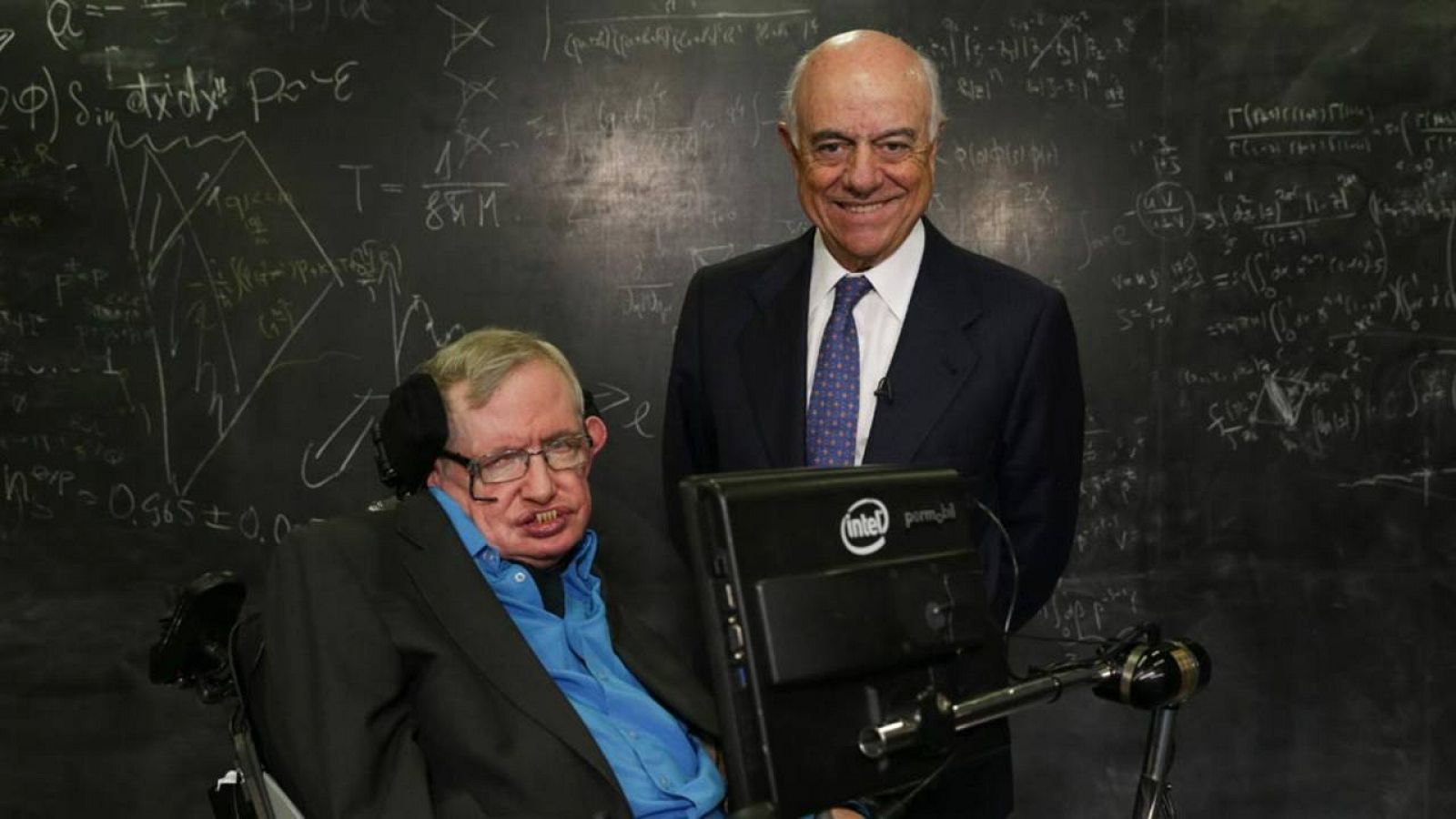 Stephen Hawking junto al presidente del BBVA, Francisco González