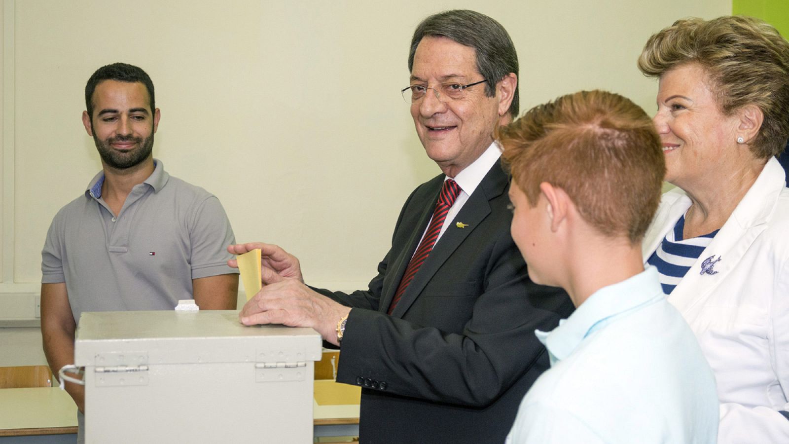 El presidente Nikos Anastasiadis deposita su voto en las urnas