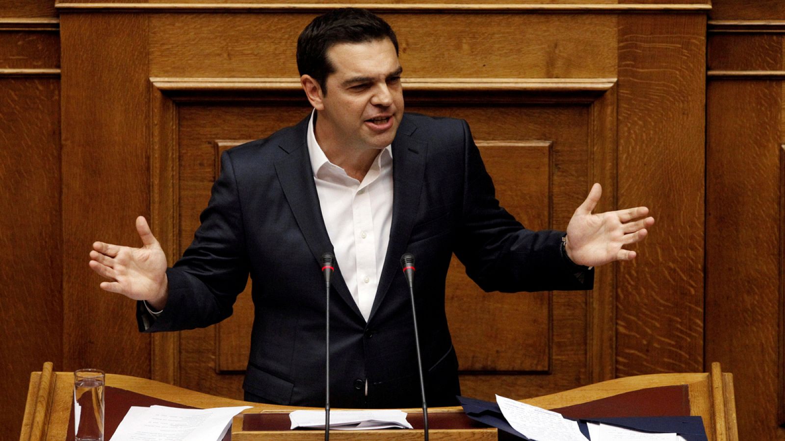 El primer ministro griego, Alexis Tsipras, durante la sesión parlamentaria de este domingo