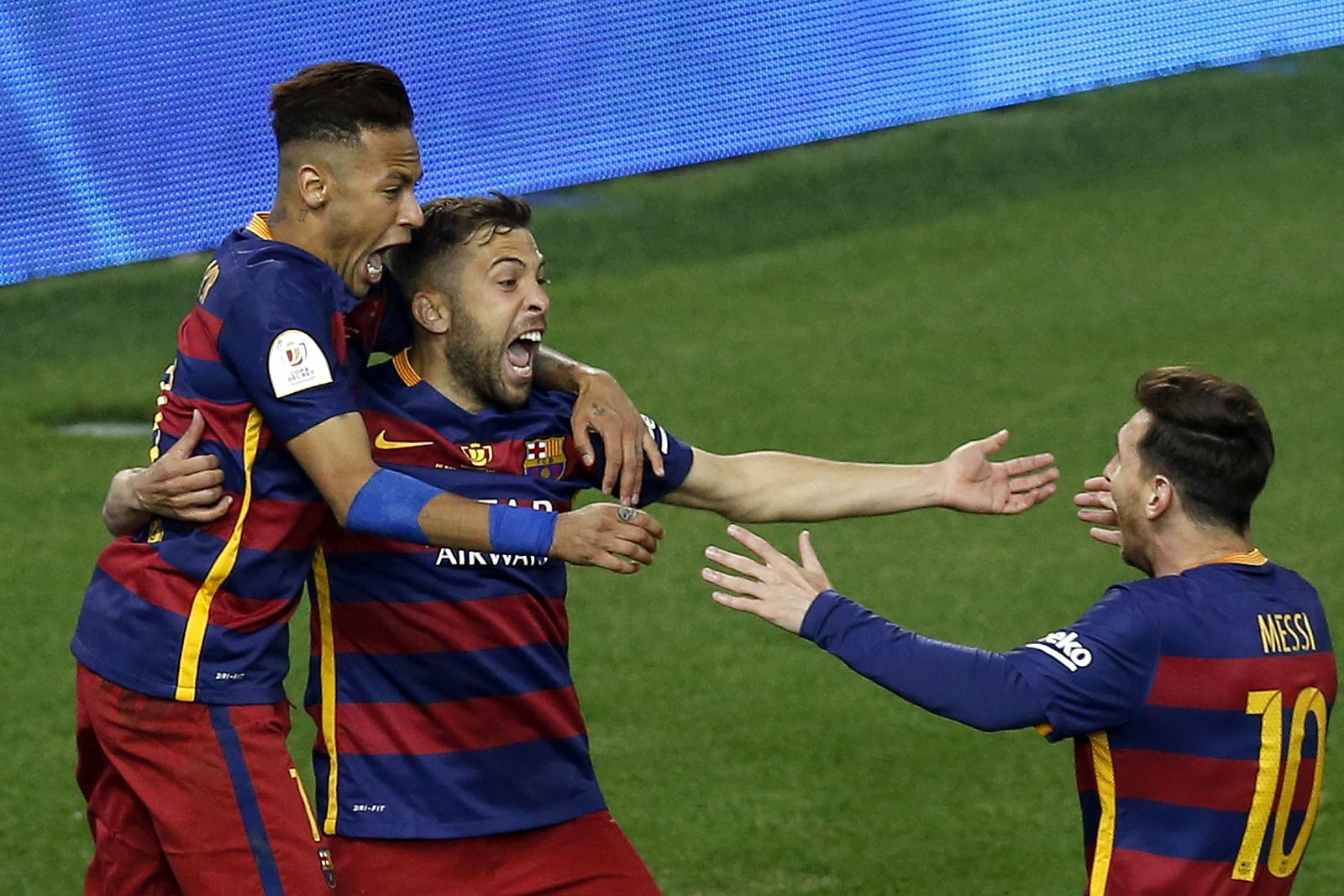 Alba celebra su gol con Neymar y Messi