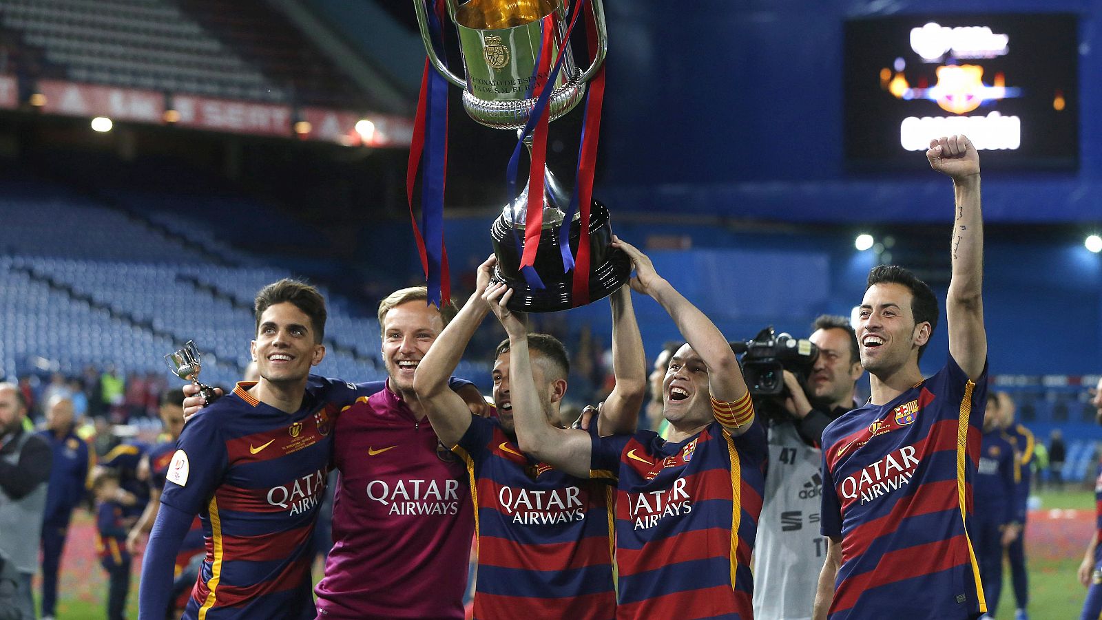 Iniesta levanta la Copa del Rey junto a sus compañeros Bartra, Rakitic, Jordi Alba y Busquets.