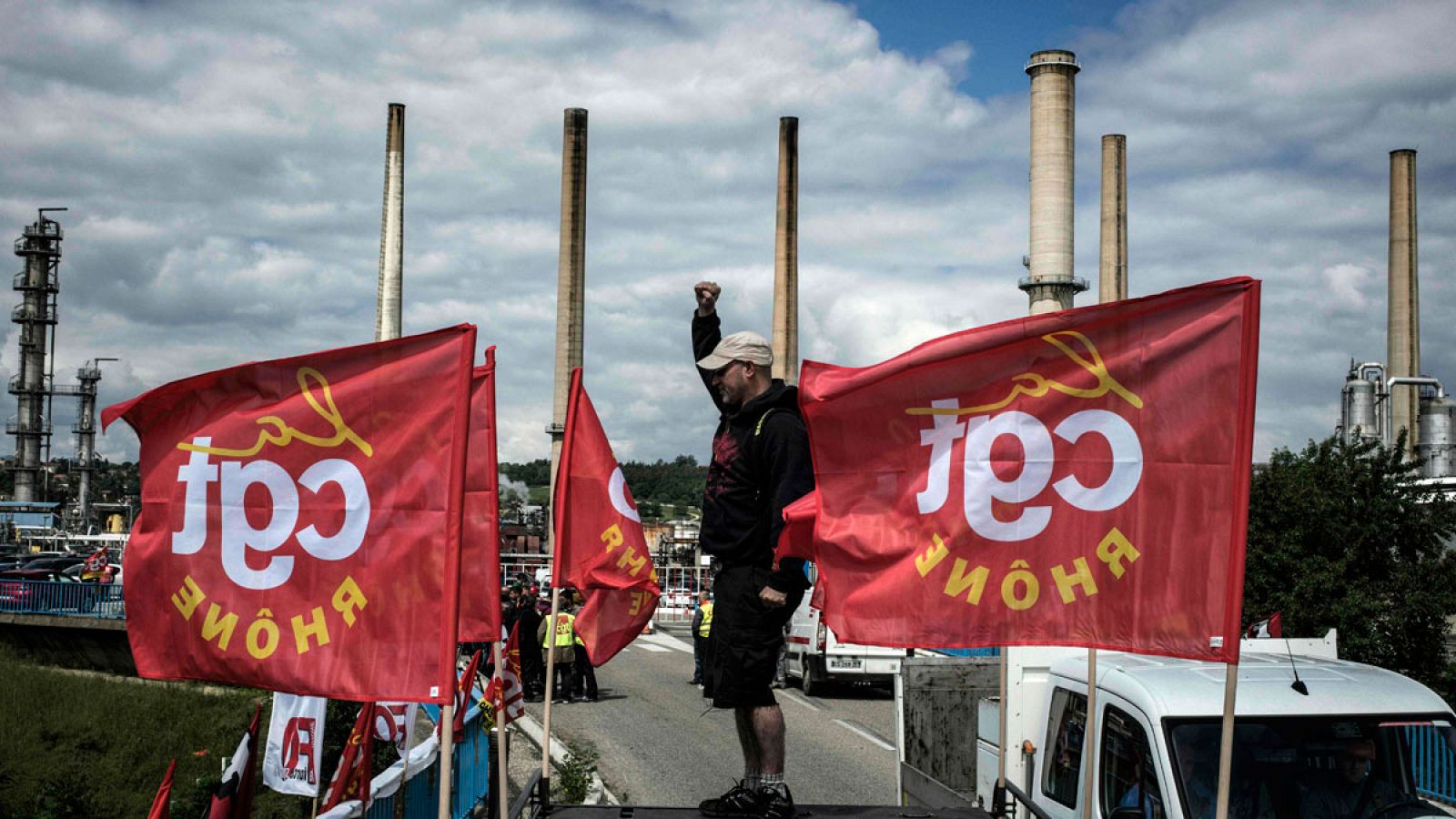 Un manifestante participa en el bloqueo de una refinería cerca de Lyon