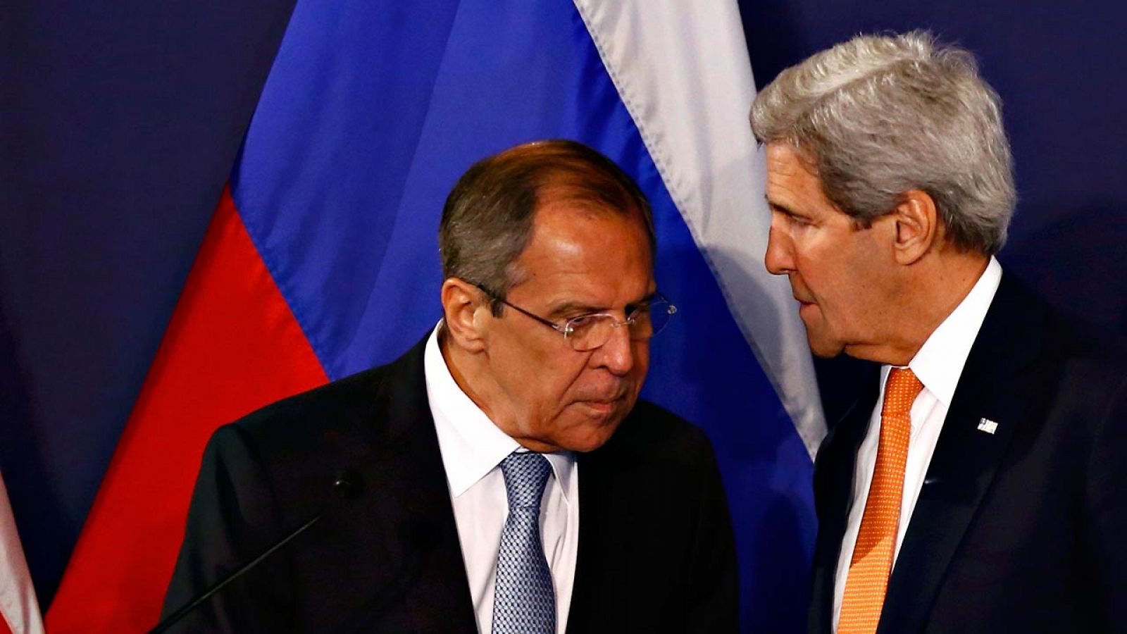 El ministro ruso de Exteriores, Serguei Lavrov, con el secretario de Estado de EE.UU., John Kerry, durante una reunión en Viena