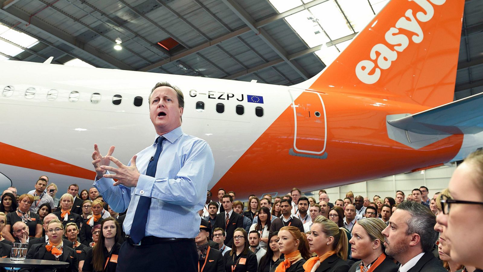 El primer ministro británico, David Cameron, en la sede londinense de easyJet en el aeropuerto de Luton