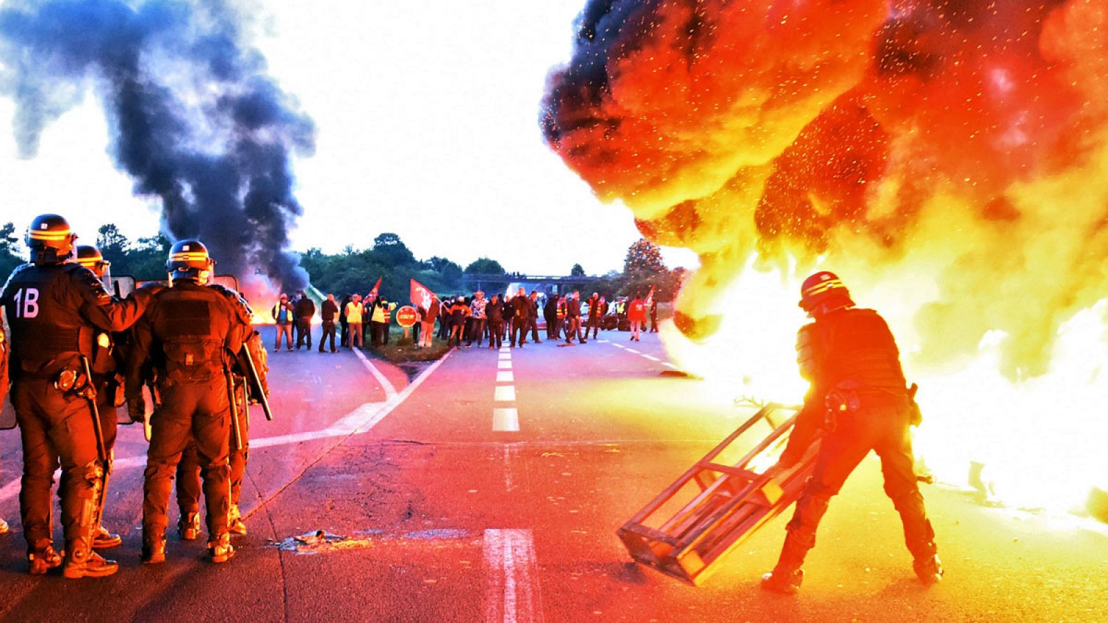 Los antidisturbios se preparan para levantar el bloqueo de una refinería francesa