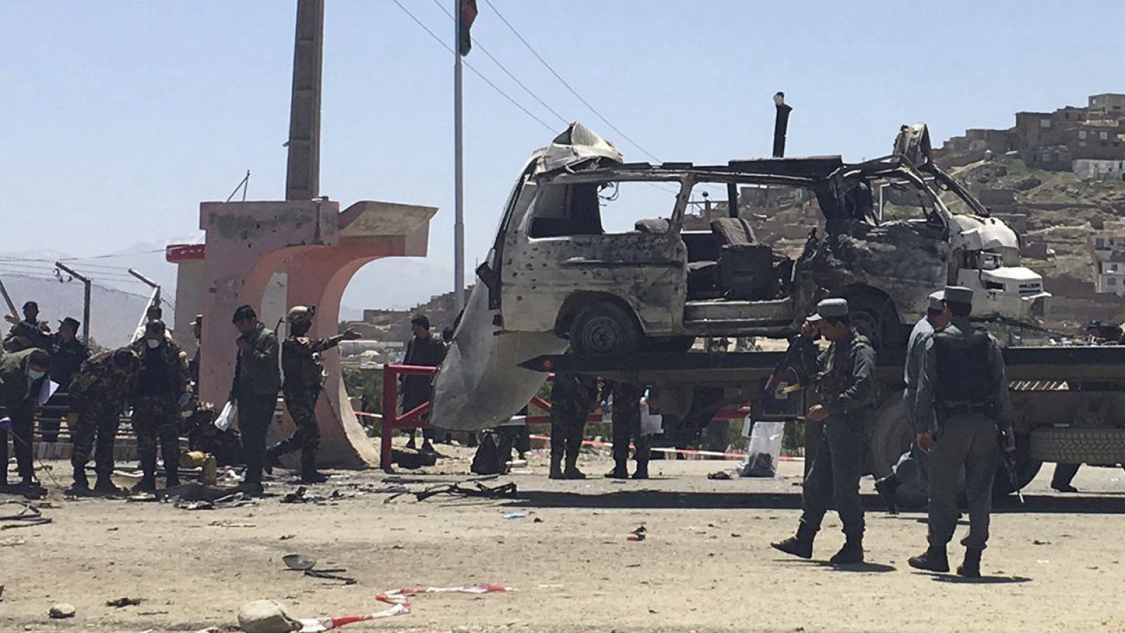 Agentes afganos inspeccionan el lugar donde se ha producido un ataque suicida con bomba contra un autobús en Kabul