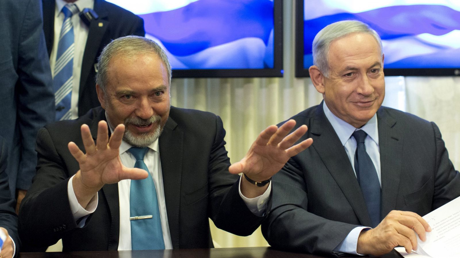 Avigdor Lieberman y Benjamín Netanyahu firman los acuerdos para la coalición de gobierno