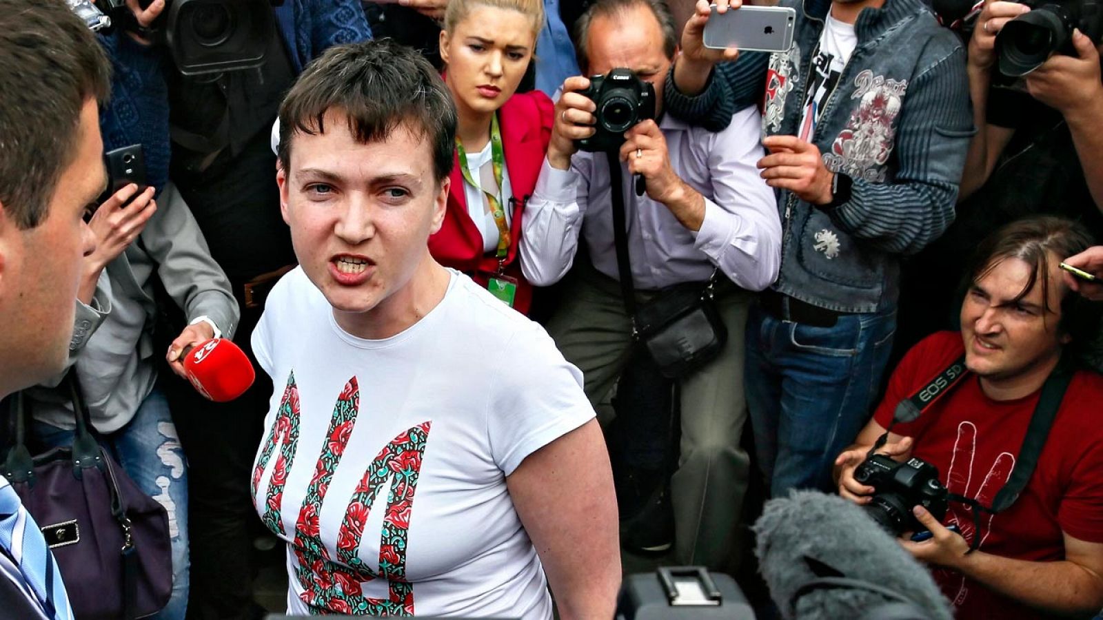 La piloto ucraniana Nadezhda Sávchenko, a su llegada a Kiev tras ser liberada