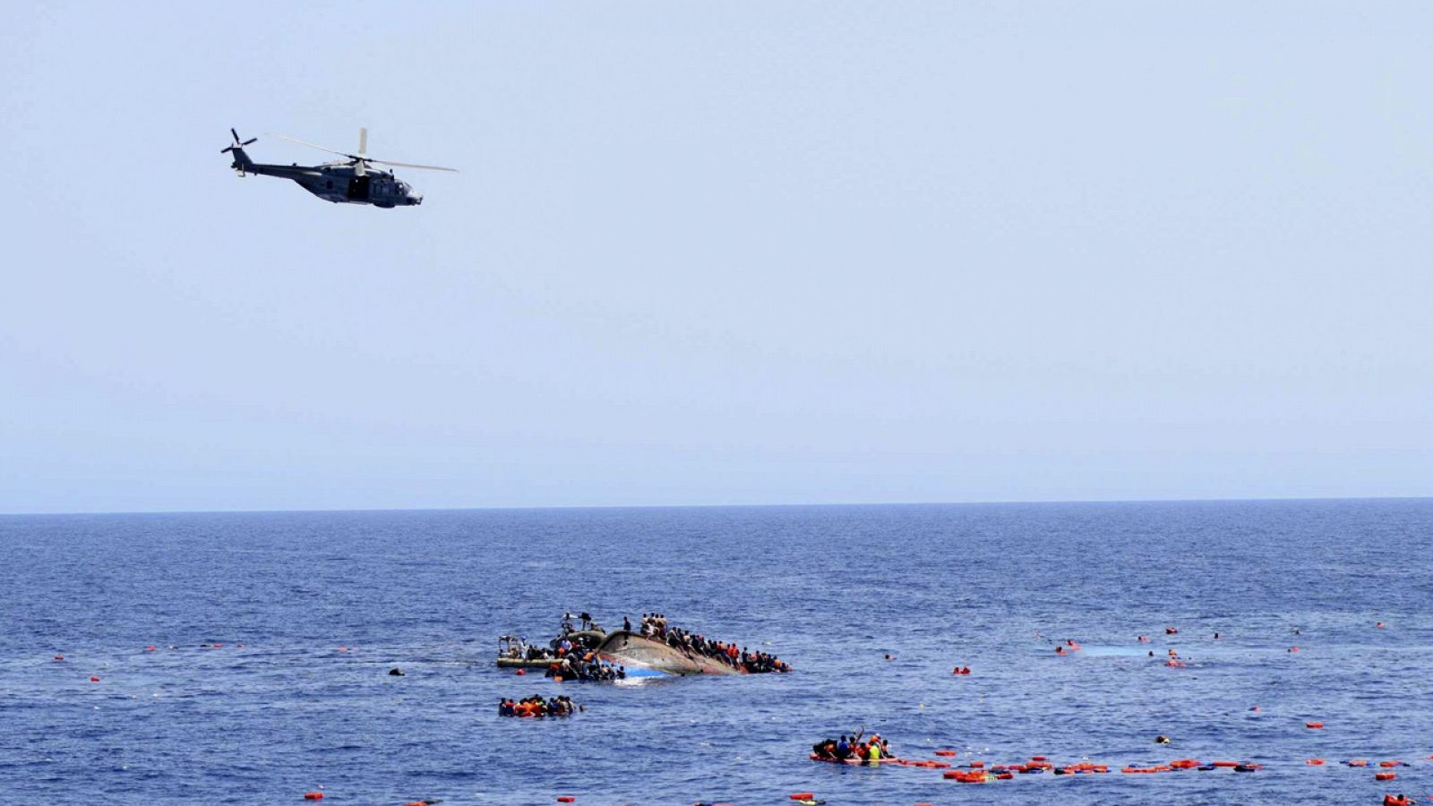 Rescate por la Marina italiana del naufragio sucedido el 25 de mayo frente a la costa Libia