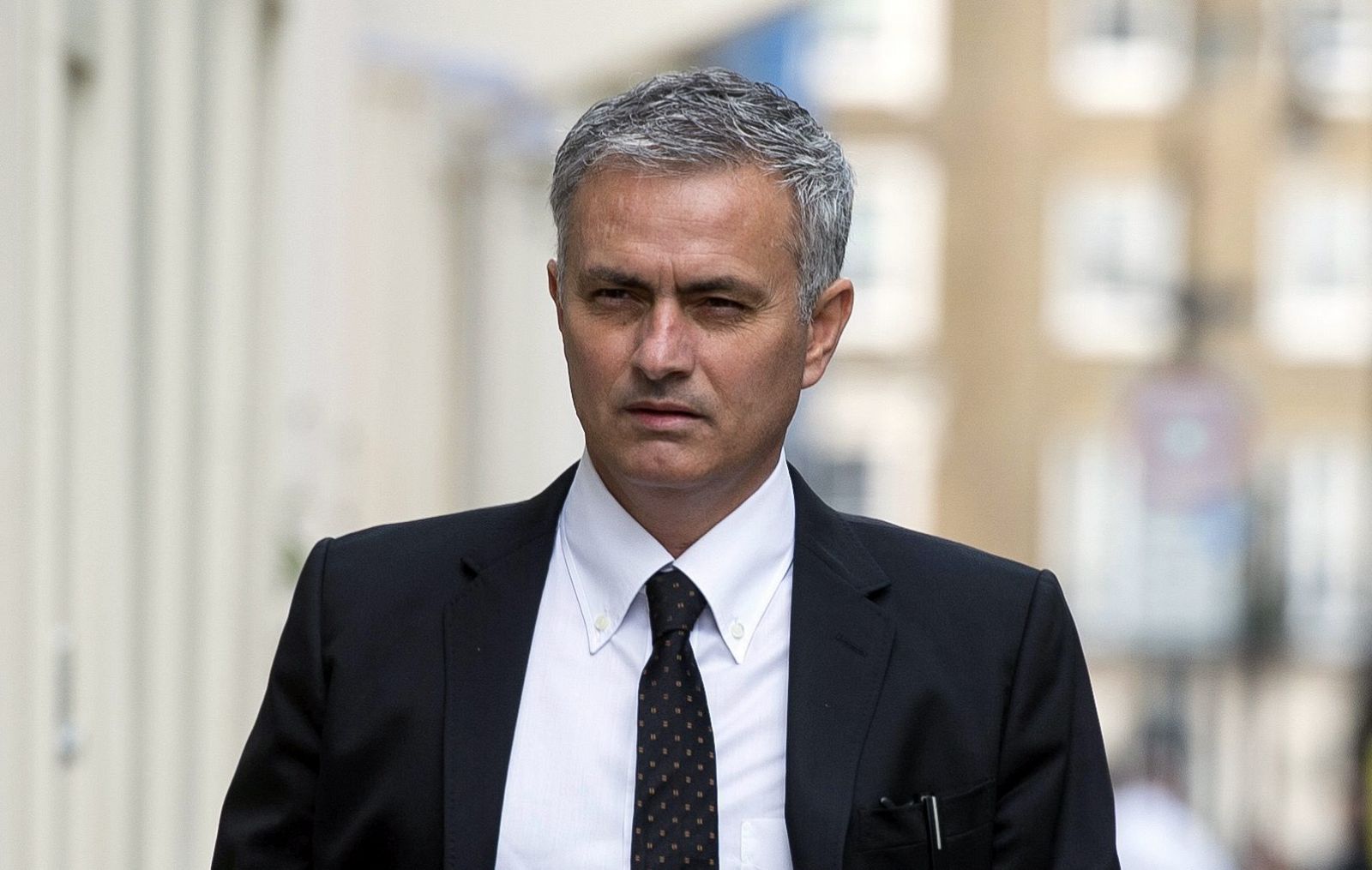 El técnico portugués José Mourinho llega a su domicilio en Londres, Reino Unido.